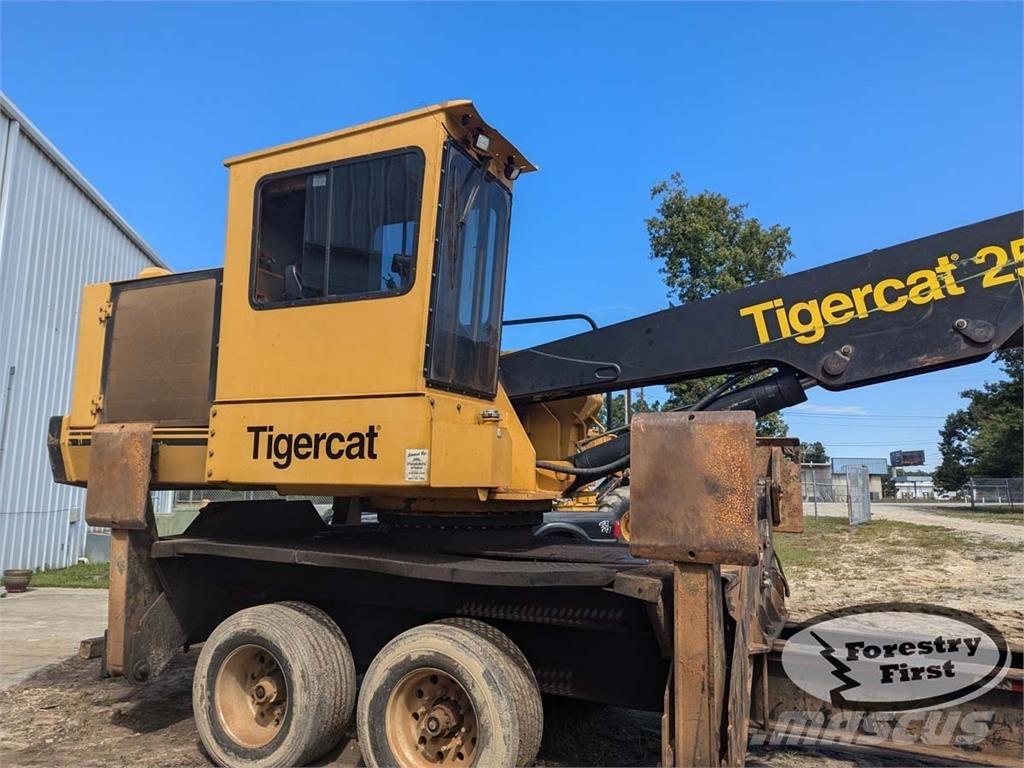 Tigercat 250D Strėliniai krautuvai