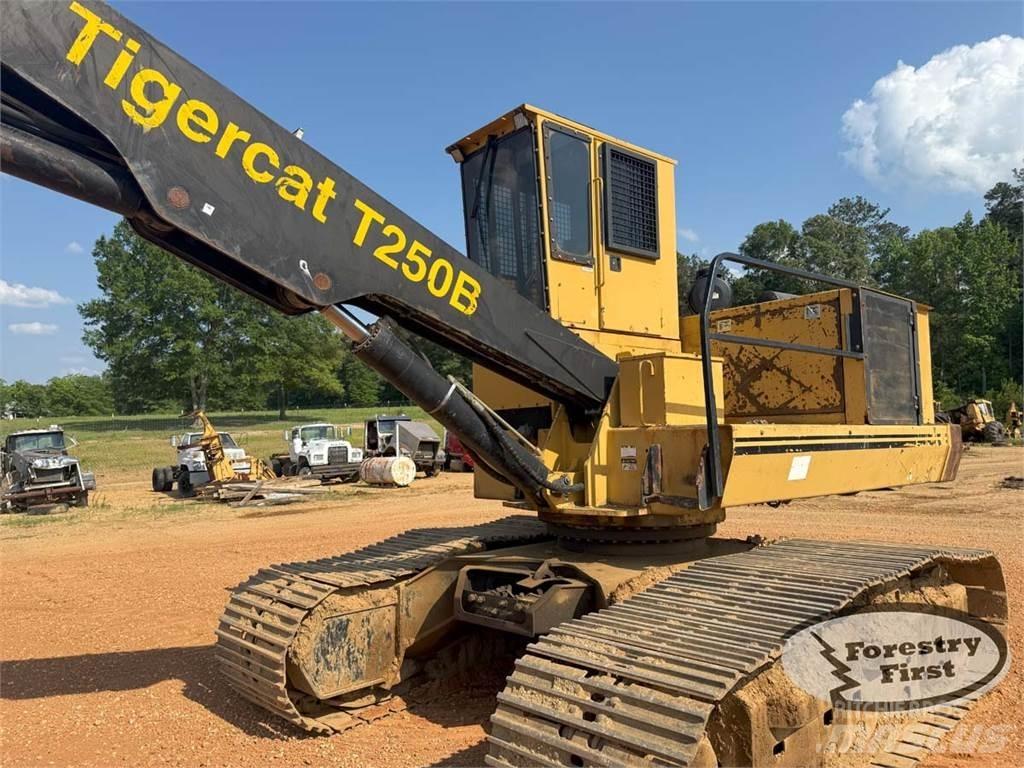 Tigercat T250B Strėliniai krautuvai