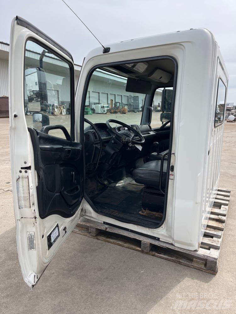 Hino 268 Kabinos ir salonai