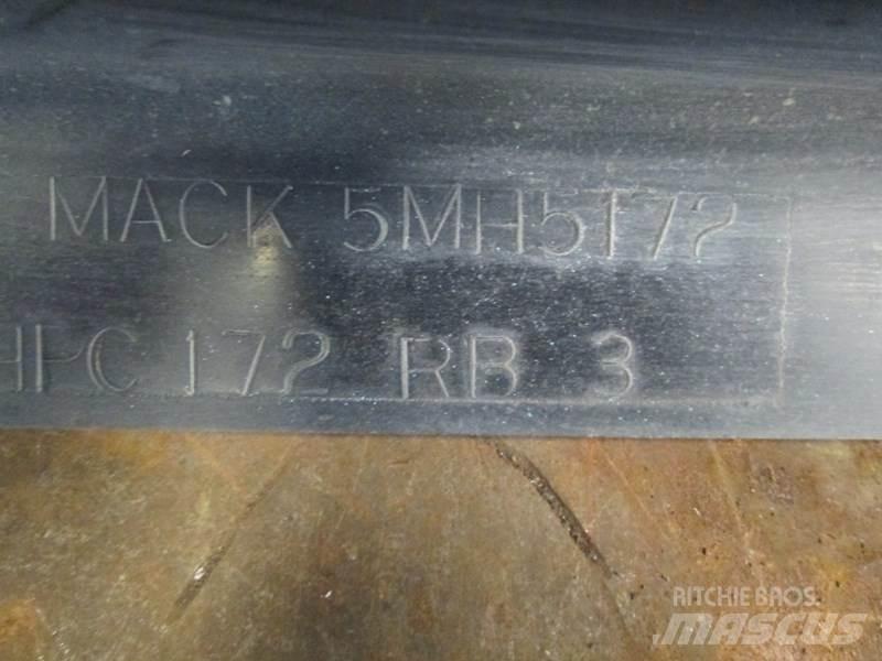 Mack MP7 Transportas - Kita