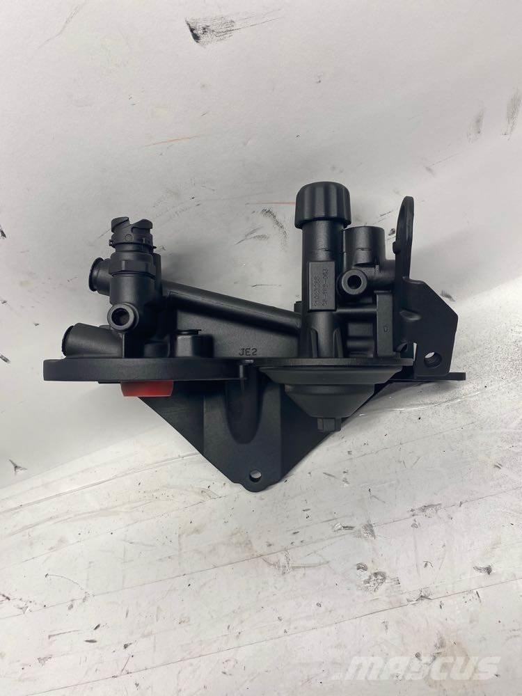 Mack MP8 Transportas - Kita