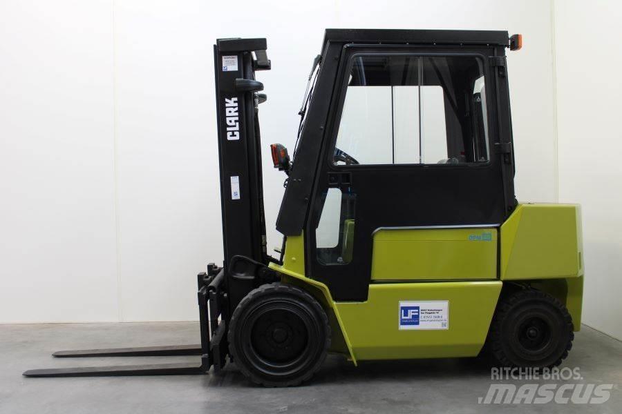 Clark DPM 30 Dyzeliniai krautuvai