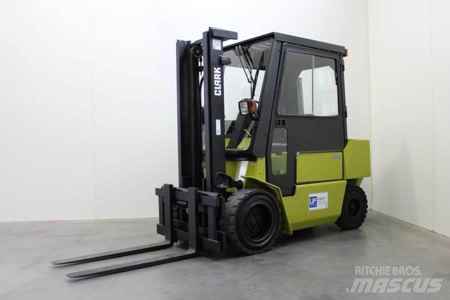 Clark DPM 30 Dyzeliniai krautuvai