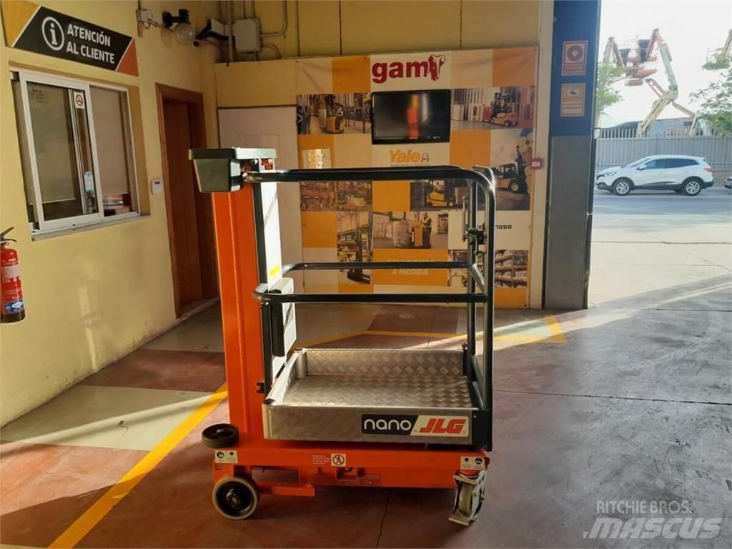 JLG NANO Vertikalūs stiebiniai keltuvai