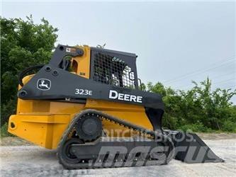 John Deere 323E Krautuvai su šoniniu pasukimu