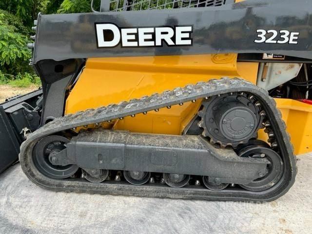 John Deere 323E Krautuvai su šoniniu pasukimu
