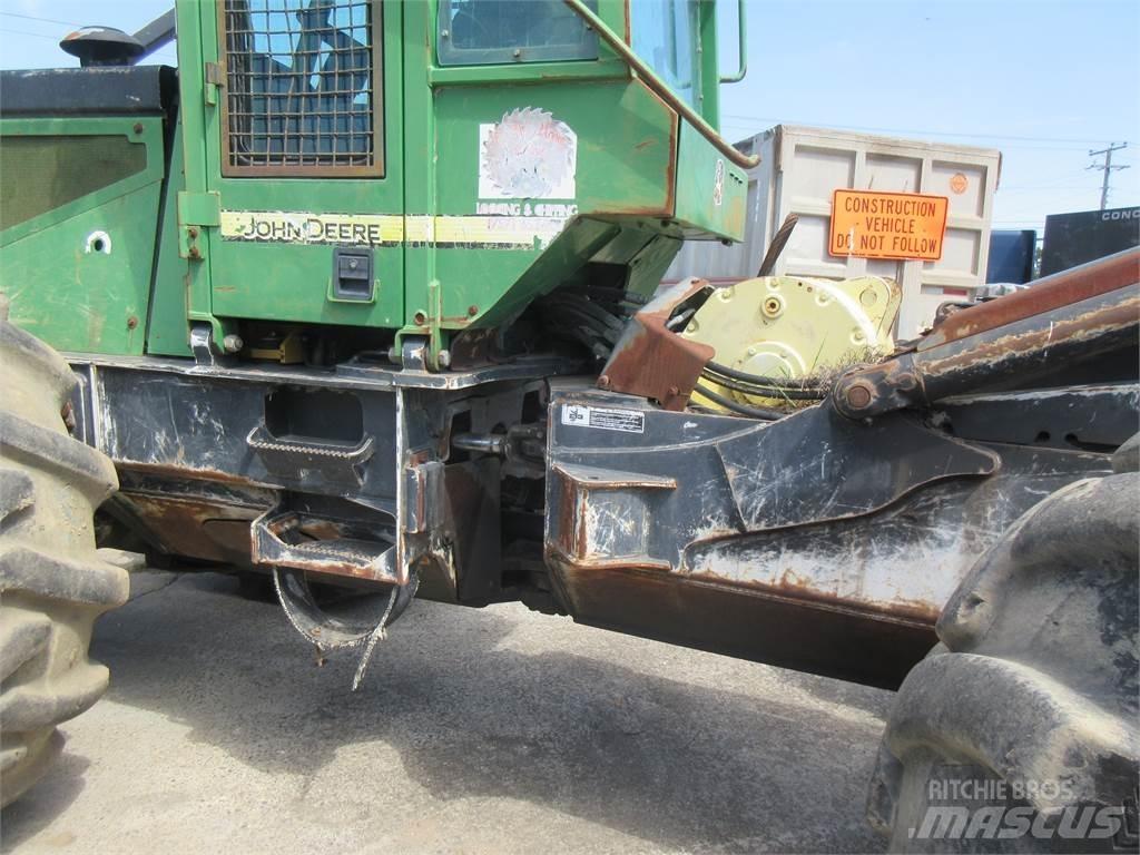John Deere 748H Skiedrovežiai