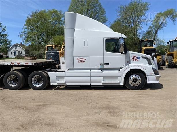Volvo VNL64T670 Naudoti vilkikai