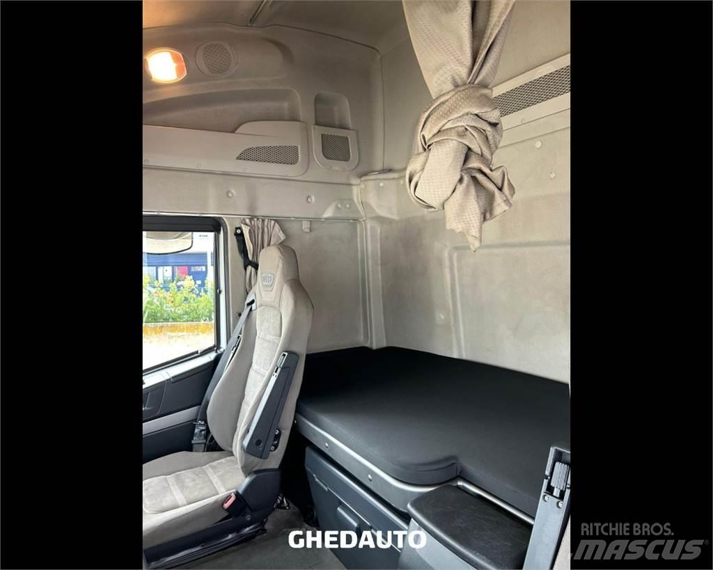 Iveco AS440S48 Sunkvežimiai su dengtu kėbulu