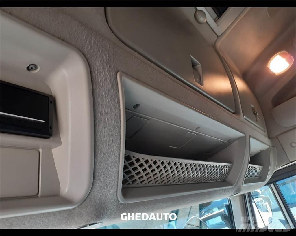 Iveco AS440S48 Sunkvežimiai su dengtu kėbulu