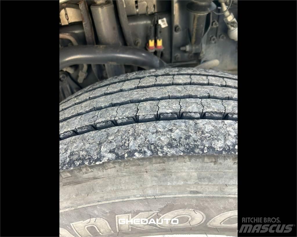 Volvo TRUCKS VOLVO Sunkvežimiai su dengtu kėbulu
