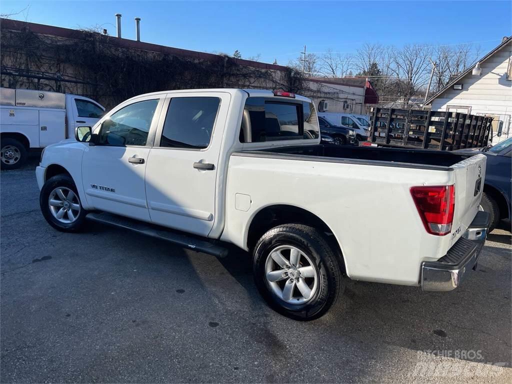 Nissan Titan Pikapai / Bortiniai sunkvežimiai