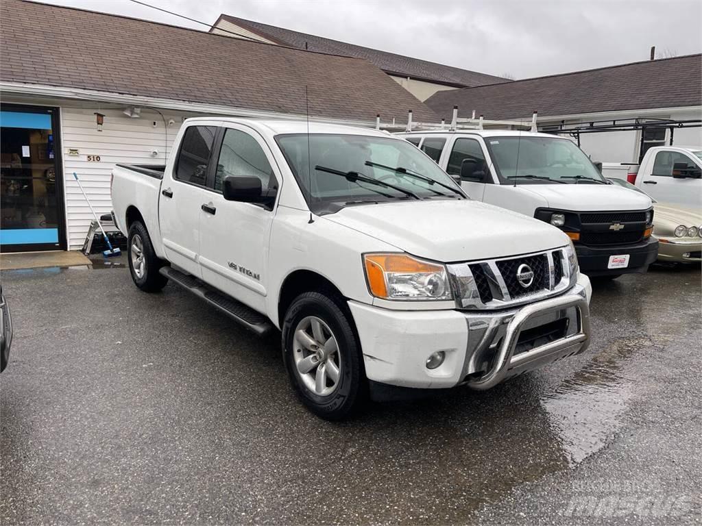 Nissan Titan Pikapai / Bortiniai sunkvežimiai