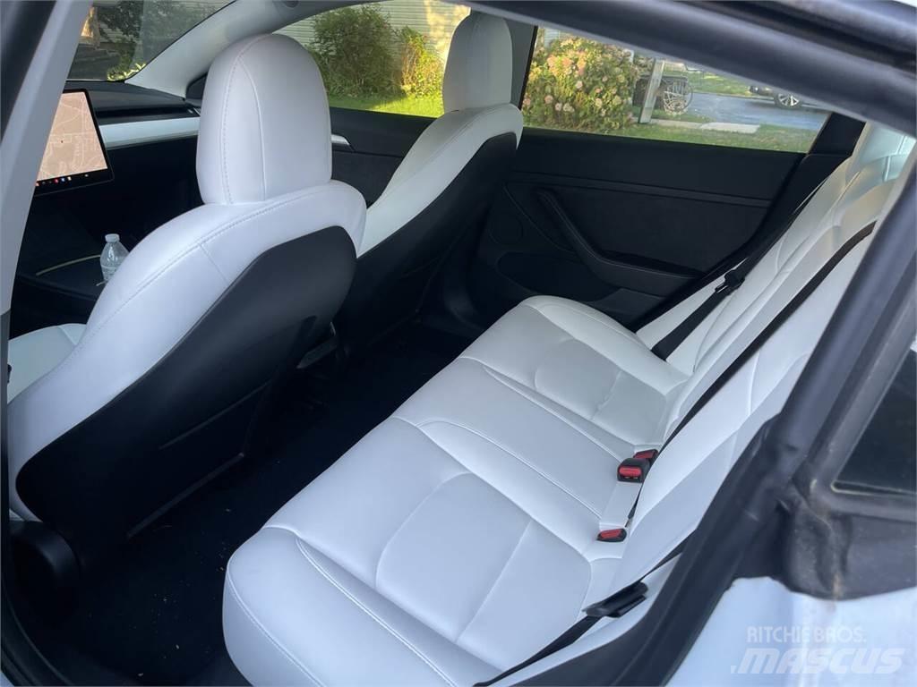Tesla Model 3 Lengvieji automobiliai
