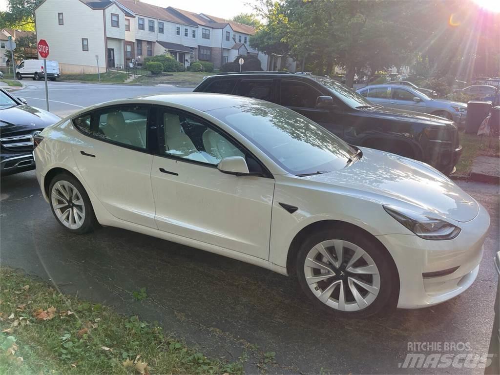 Tesla Model 3 Lengvieji automobiliai