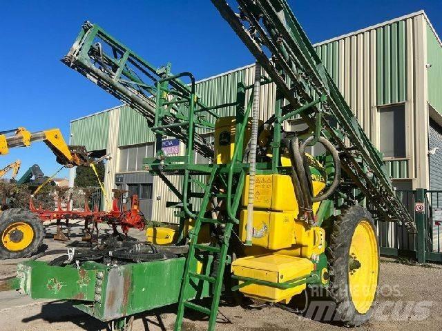 John Deere 824 SE Prikabinami purkštuvai