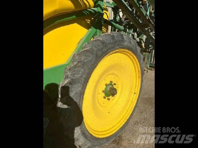 John Deere 824 SE Prikabinami purkštuvai
