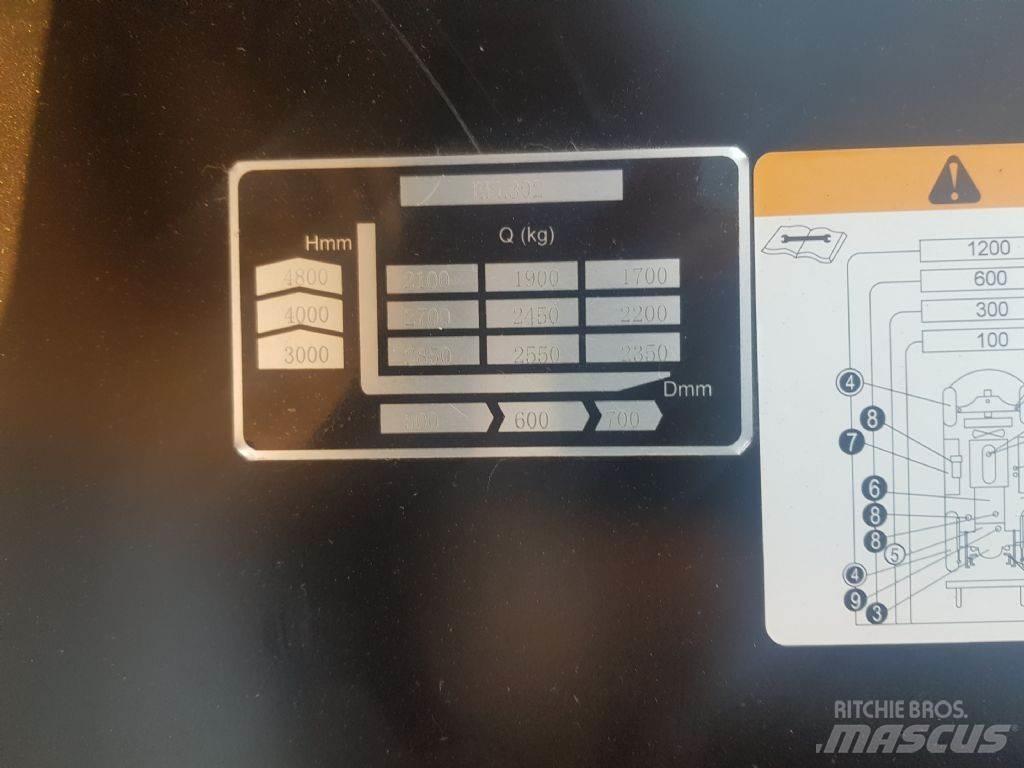 EP EFL302 Elektriniai šakiniai krautuvai