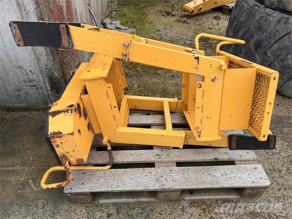 Volvo L220E trappe Kiti naudoti statybos komponentai