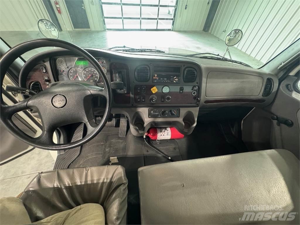 Freightliner M2 Sunkvežimiai su dengtu kėbulu