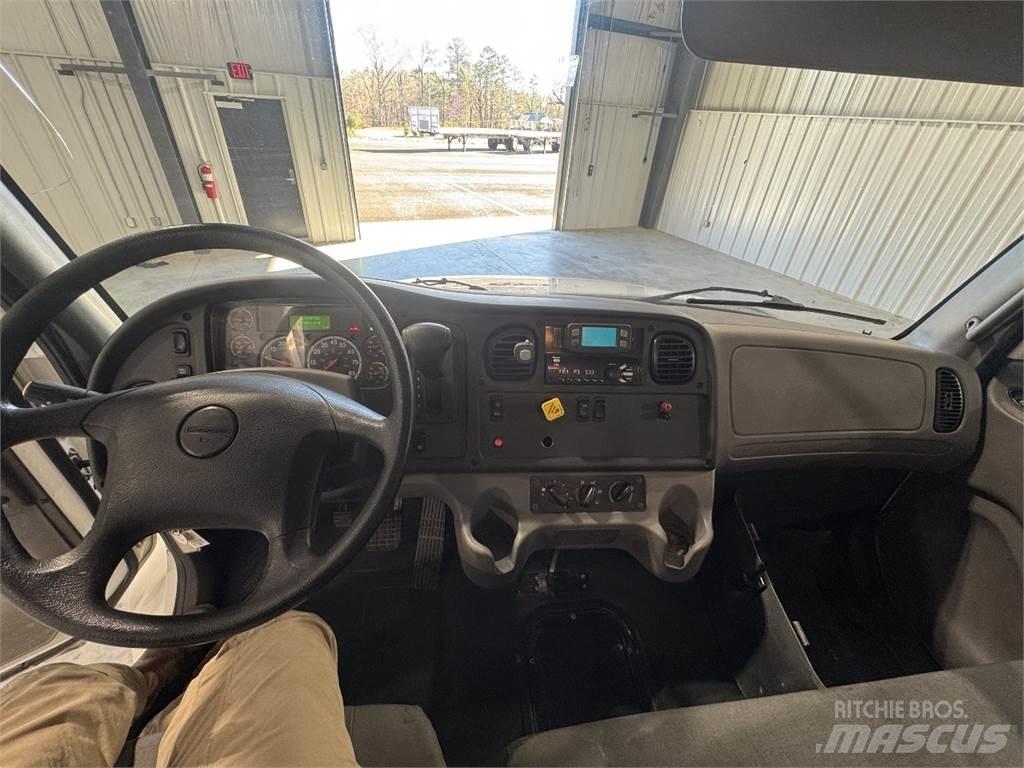 Freightliner M2 Sunkvežimiai su dengtu kėbulu
