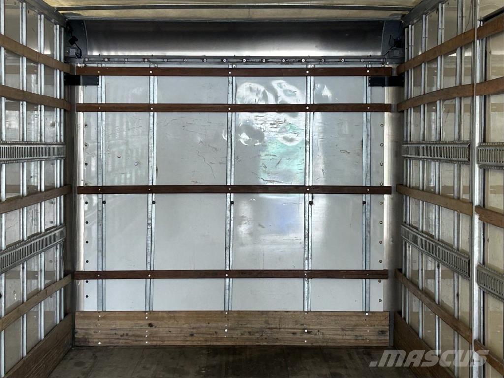 Freightliner M2 Sunkvežimiai su dengtu kėbulu