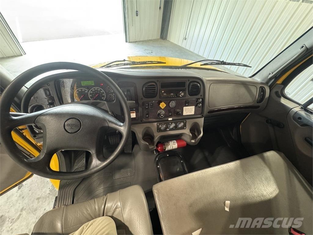 Freightliner M2 Sunkvežimiai su dengtu kėbulu