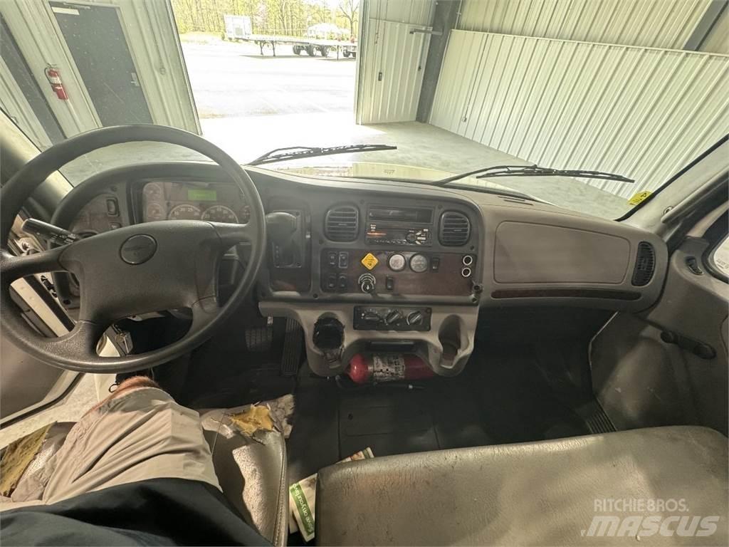 Freightliner M2 106 Platformos/ Pakrovimas iš šono