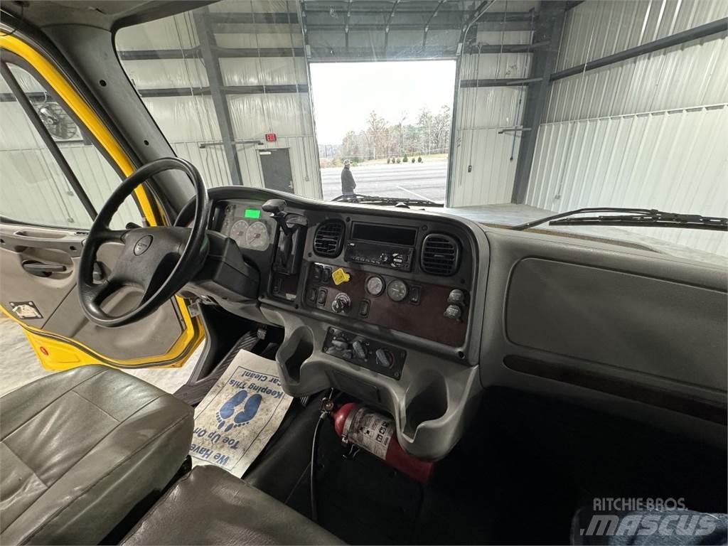 Freightliner M2106 Sunkvežimiai su dengtu kėbulu