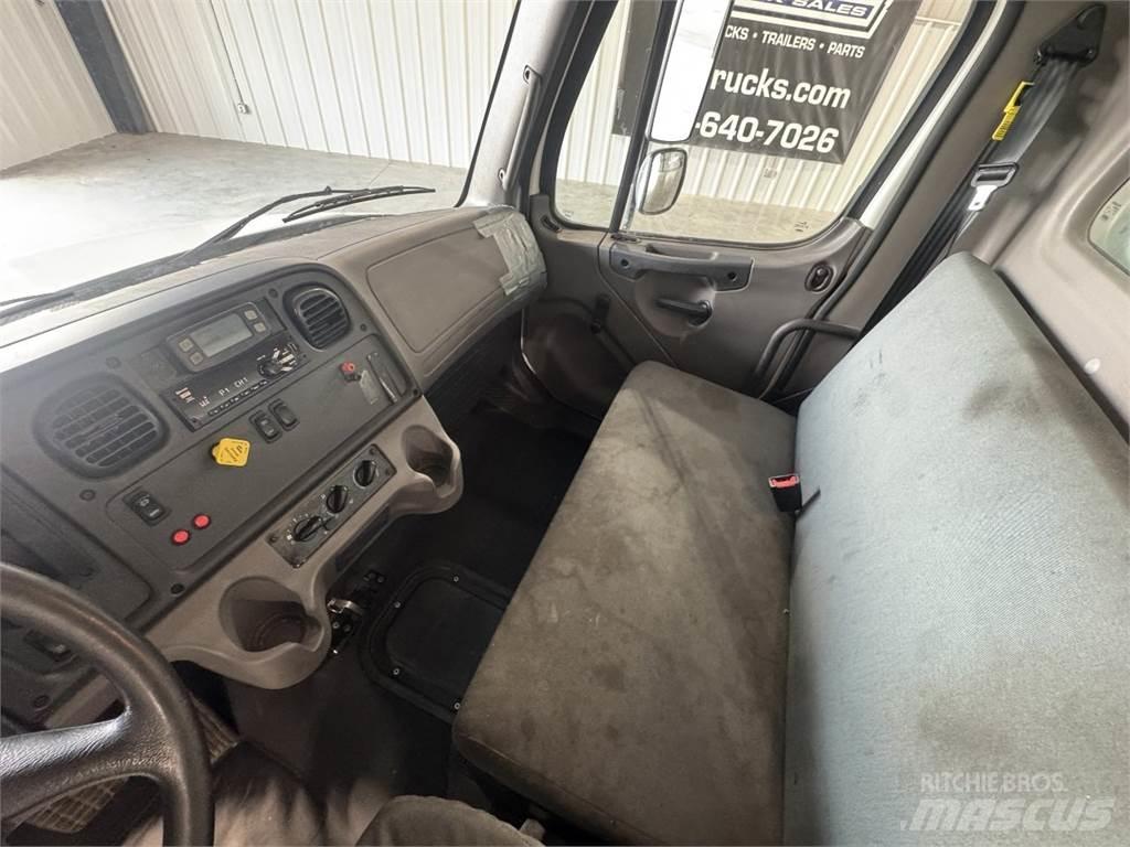 Freightliner M2106 Sunkvežimiai su dengtu kėbulu