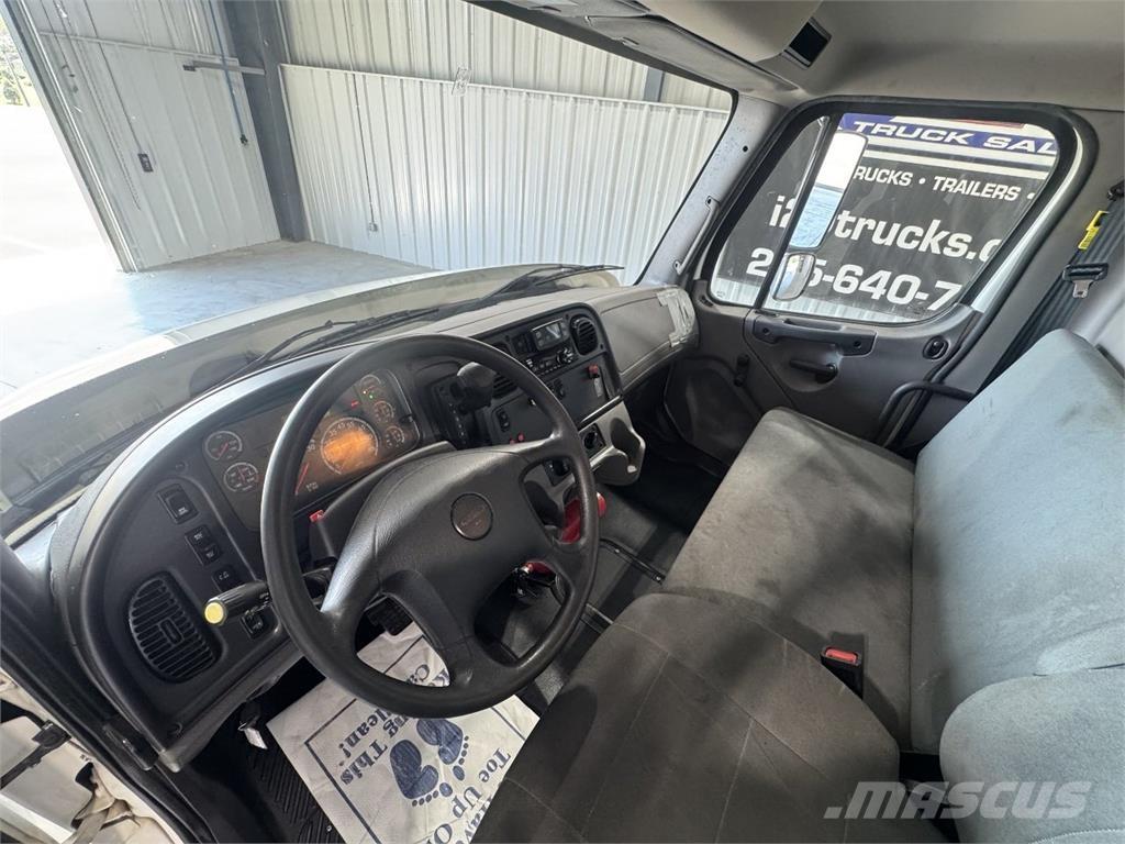 Freightliner M2106 Sunkvežimiai su dengtu kėbulu