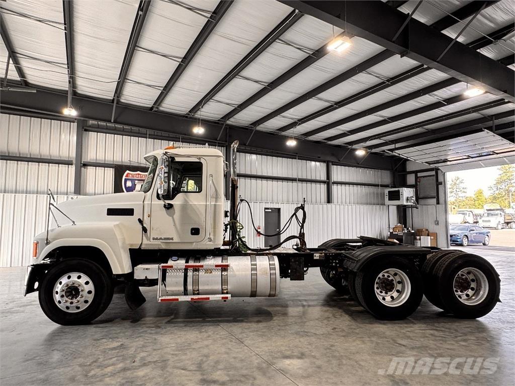 Mack CHU613 Naudoti vilkikai