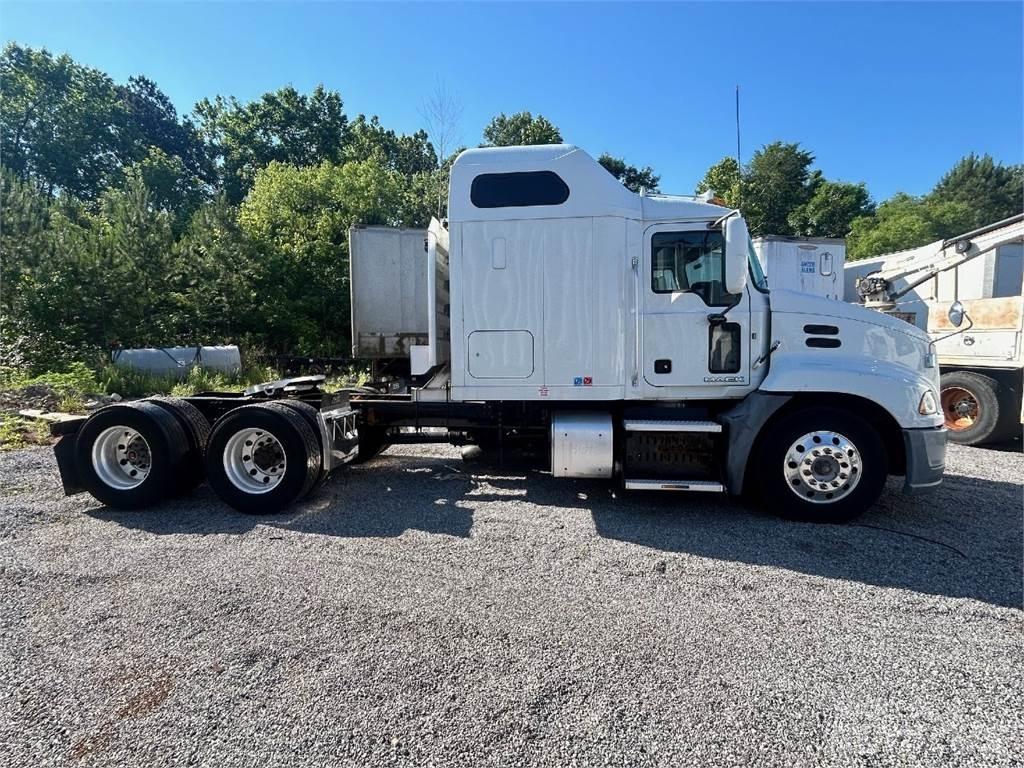 Mack CXU613 Naudoti vilkikai