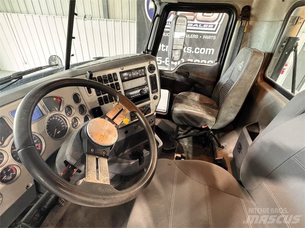 Mack CXU613 Naudoti vilkikai