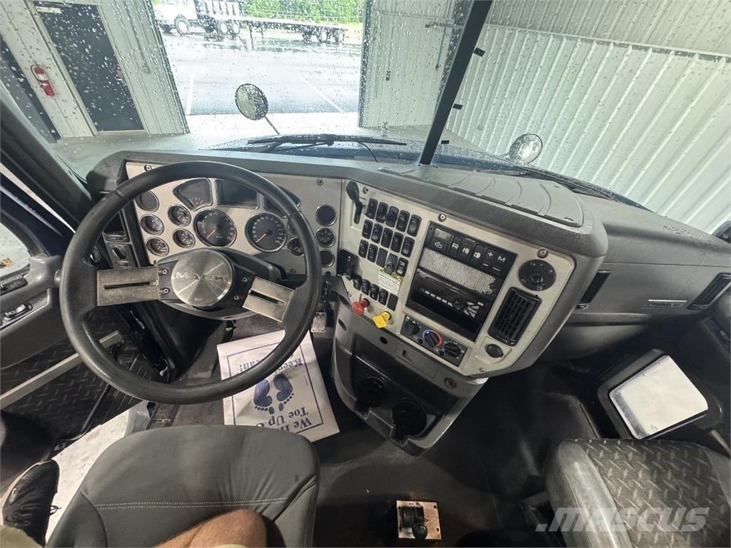 Mack CXU613 Naudoti vilkikai