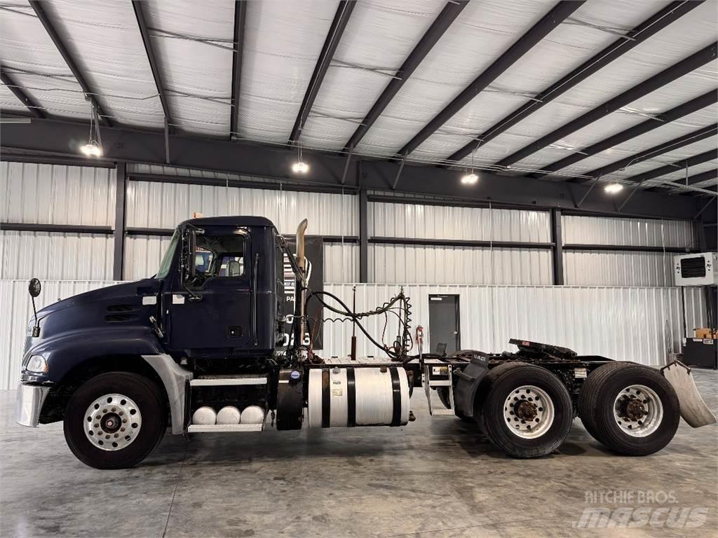 Mack CXU613 Naudoti vilkikai