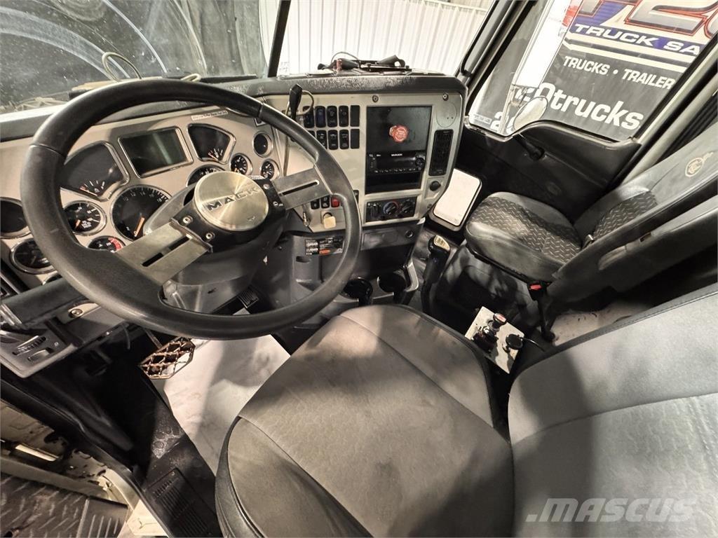 Mack Granite Savivarčių priekabų vilkikai