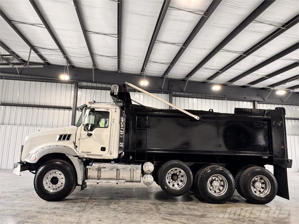 Mack Granite Savivarčių priekabų vilkikai