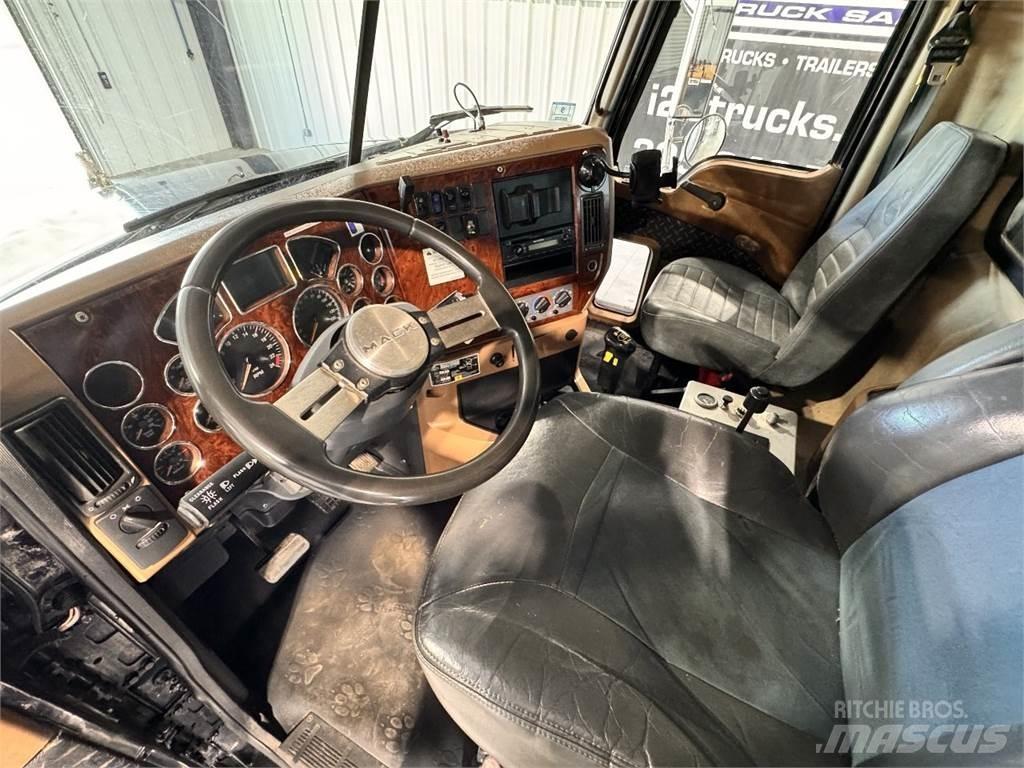 Mack GU713 Savivarčių priekabų vilkikai