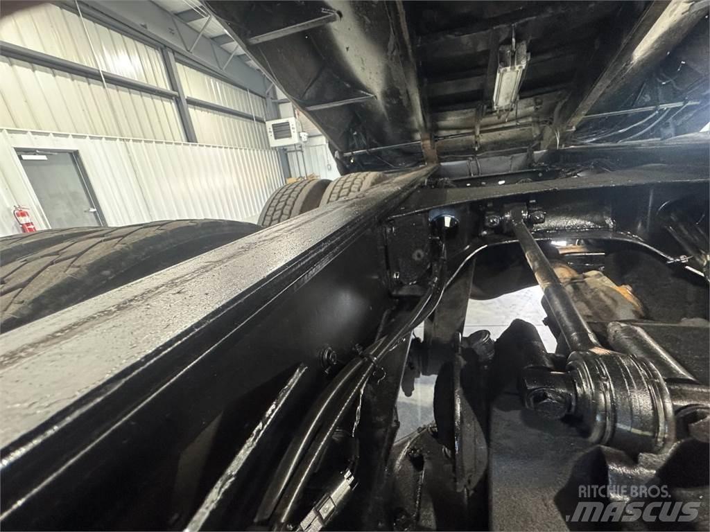 Mack GU713 Savivarčių priekabų vilkikai