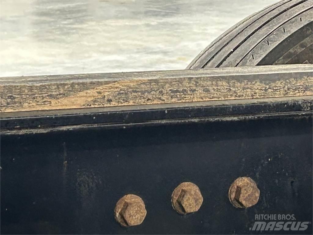 Mack GU713 Savivarčių priekabų vilkikai