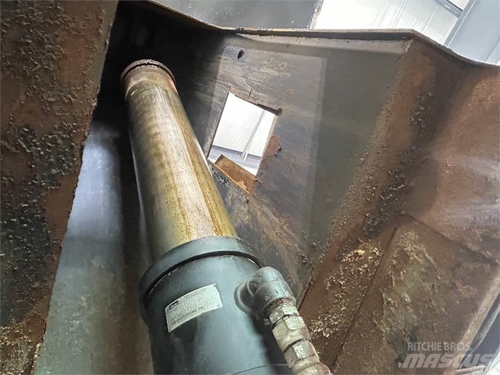 Mack GU713 Savivarčių priekabų vilkikai