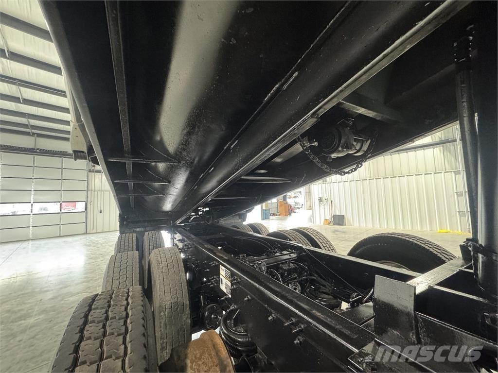 Mack GU713 Savivarčių priekabų vilkikai