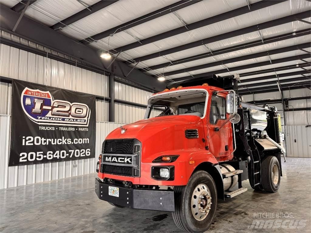 Mack MD6 Savivarčių priekabų vilkikai