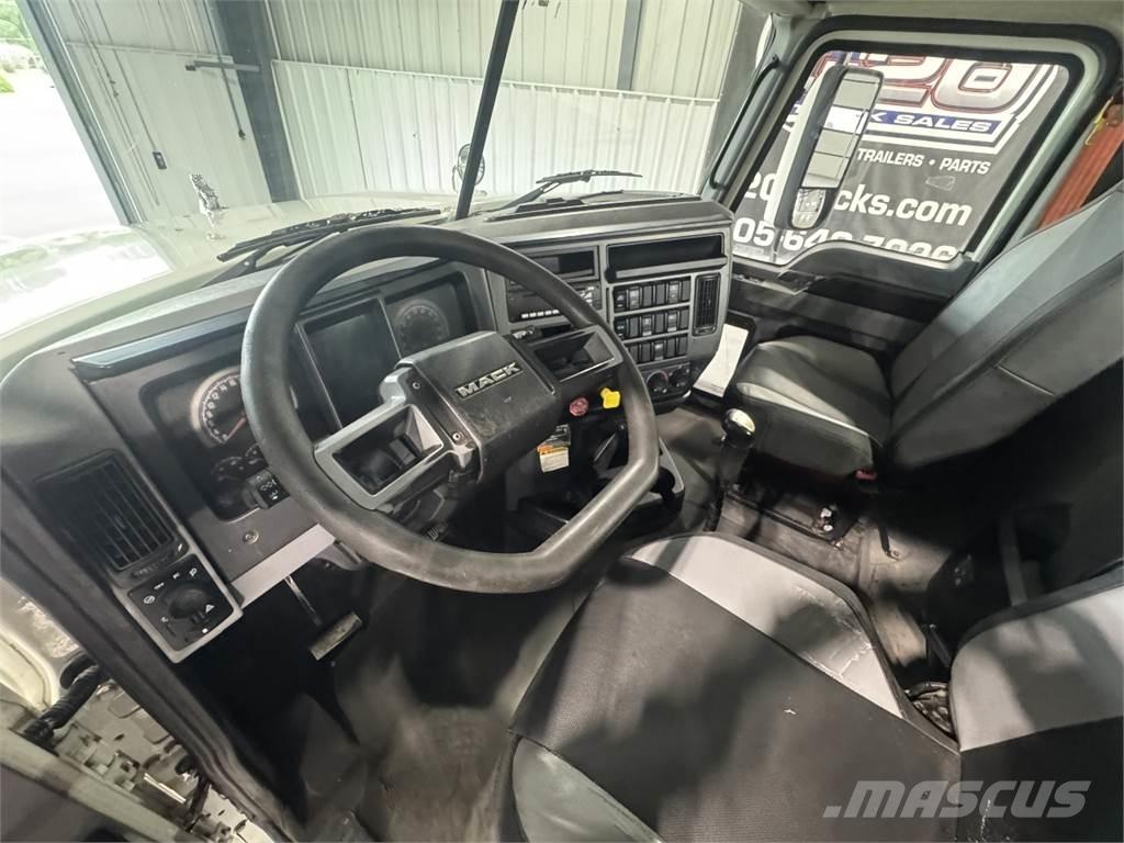 Mack Pinnacle Naudoti vilkikai