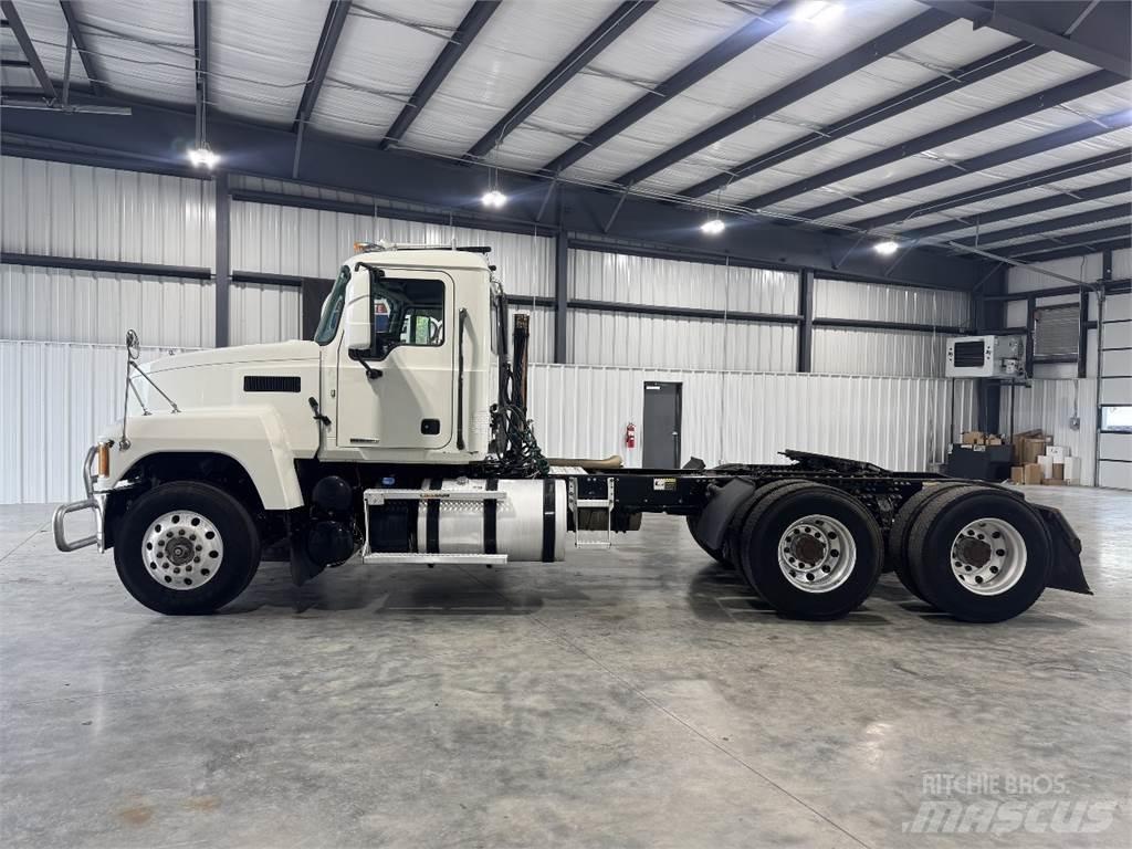 Mack Pinnacle Naudoti vilkikai
