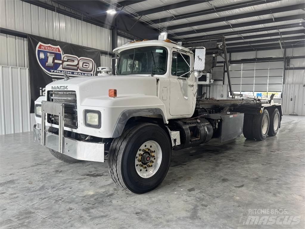 Mack RD690S Konteinerių nuožulnaus pakėlimo ant platformos krautuvai