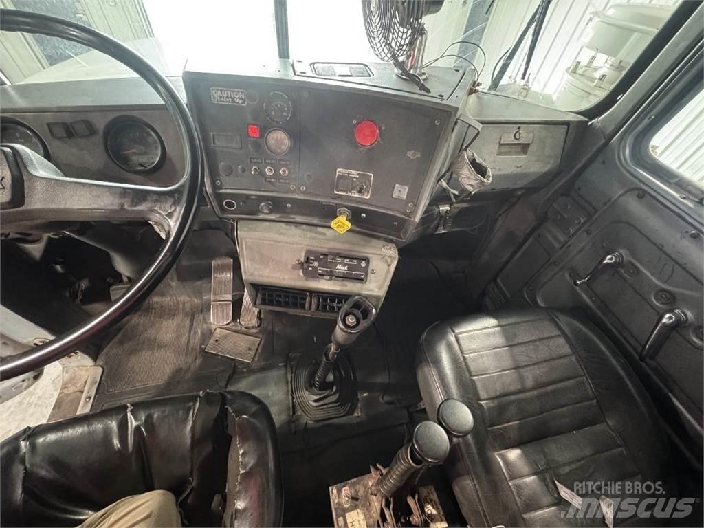 Mack RD690S Konteinerių nuožulnaus pakėlimo ant platformos krautuvai