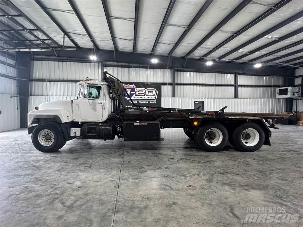 Mack RD690S Konteinerių nuožulnaus pakėlimo ant platformos krautuvai