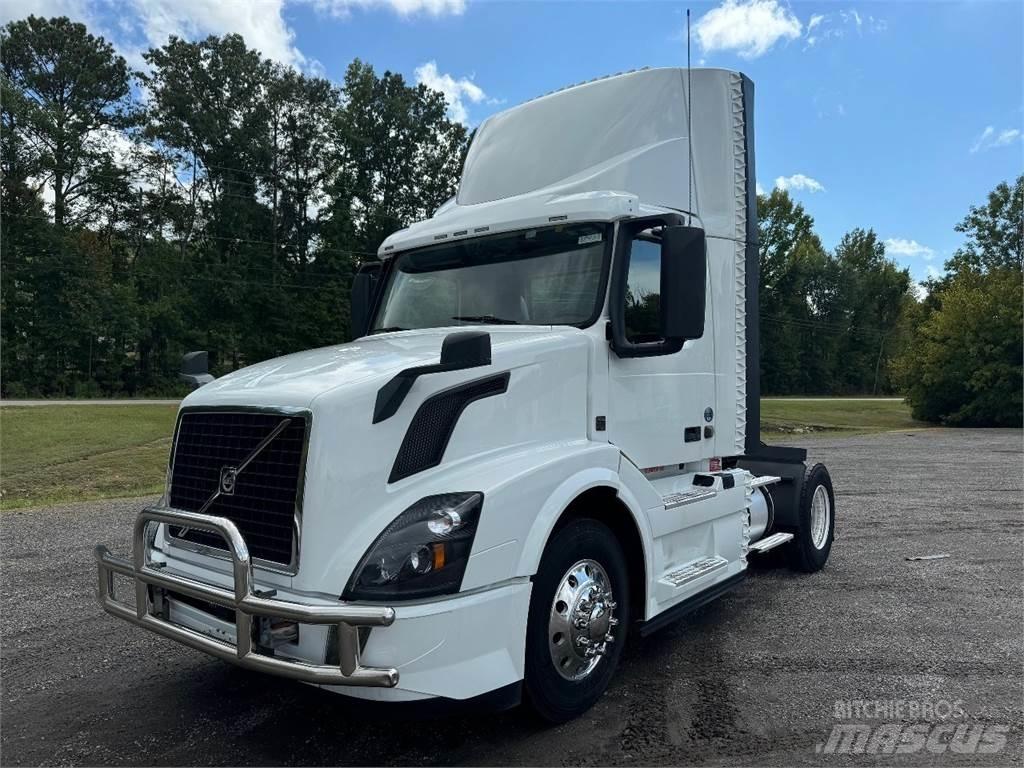 Volvo VNL42T300 Naudoti vilkikai